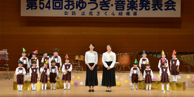 【中古】 保育園・幼稚園の音楽 81ENXXLrWpL.jpg